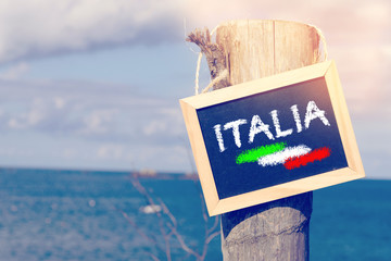Das Meer, Strand und ein Schild mit dem Wort Italien