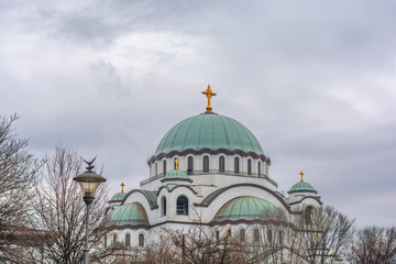 Obraz premium Saint sava ortodox church in Belgrade with cloudy sky