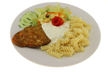 Gemüse-Steak mit Dill-Sahne-Soße dazu Spiralnudeln und Salat mit Essig-Öl-Dressing