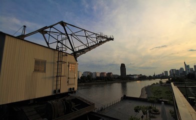 Abendstimmung in Frankfurt am Main (Blick von der Ruhrorter Werft)
