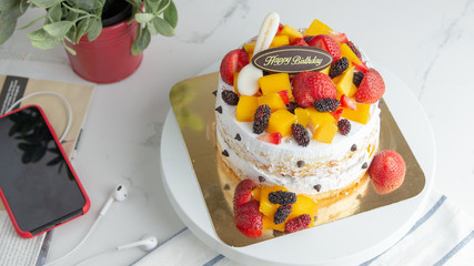 Obraz premium Homemade fruit cake with Happy birth day tag chocolate.