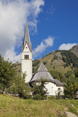 Fototapeta na wymiar Small church in Dolomites