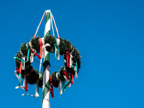 Maibaum im Sommer