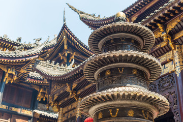 Obraz premium Traditional chinese architecture details in BaoLunSi temple Chongqing, China