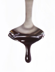 Chocolate derretido sobre cucharilla.