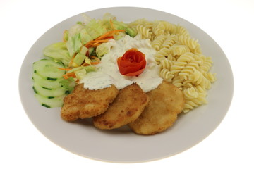 Hähnchenschnitzel mit Dill-Sahne-Soße dazu Spiralnudeln und Salat mit Essig-Öl-Dressing