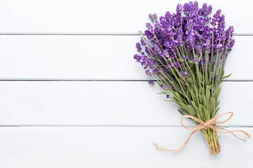 Photo sur Plexiglas Lavande Lavender flowers, bouquet on rustic background, overhead.