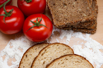 Brot und Tomaten