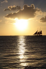 Segelboot im Sonnenuntergang