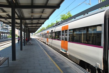 Fototapeta na wymiar Pociąg na dworcu kolejowym