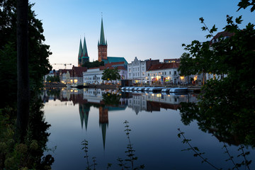 Fototapeta na wymiar Hansestadt Lübeck am Abend