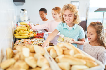 Grundschüler holen sich Obst am Büffet