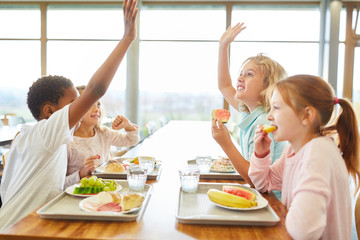 Gruppe Kinder in der Kantine beim Mittagessen