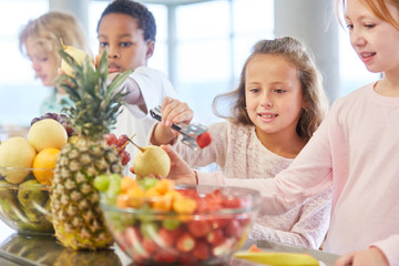 Kinder holen sich Obst am Büffet