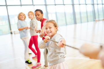 Kinder machen einen Tauziehen Wettbewerb