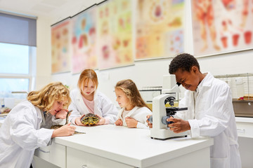 Kinder der Biologie Klasse im Labor