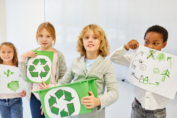 Kinder planen ein Recycling Projekt