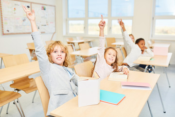 Schüler melden sich im Unterricht