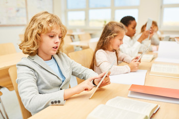 Schüler lernen im Informatik Unterricht