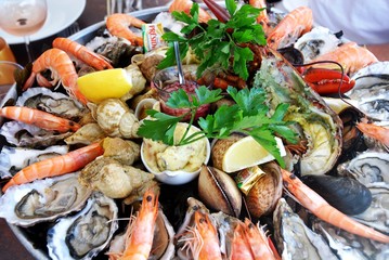 Gastronomie du Var: Assiette de fruits de mer (Côte d’Azur-France)
 - obrazy, fototapety, plakaty