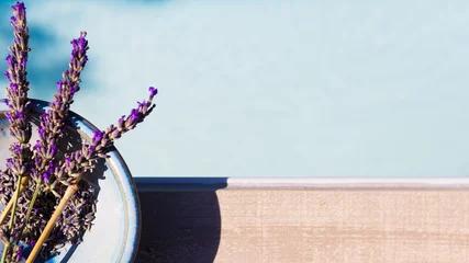 Fotobehang Lavendel lavande et faïence en bord de piscine  