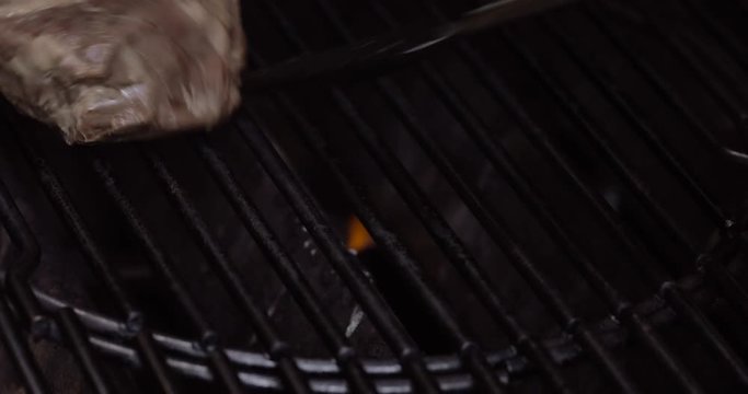 Argentinisches Rind, Steak wird auf Gas Grill gegrillt unter Flammen