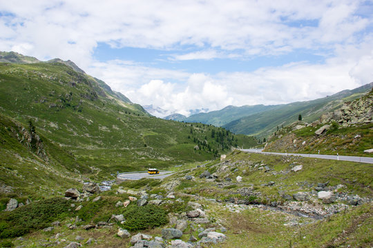 Fl&uuml;elapass mit Postauto