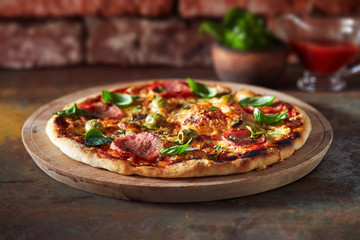 Dunne korst pizza met ham, kaas en olijf. Vers gebakken pizza (uit houtoven).