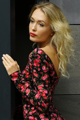 Blonde junge Frau mit Sommerkleid