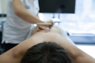 Obraz na płótnie Canvas physiotherapist applying massage