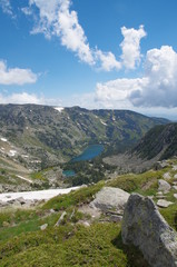 Fototapeta premium Paysage de montagne des Pyrénées avec lac en fond