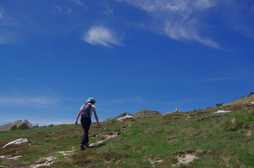 Jeune randonneur en montagne dans les Pyrénées