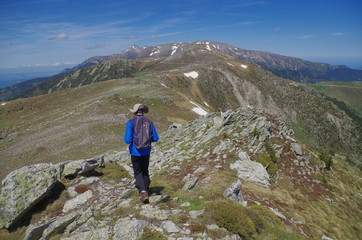Jeune randonneur en montagne dans les Pyrénées