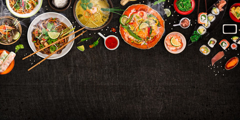 Diverse Aziatische maaltijden op rustieke achtergrond, bovenaanzicht, plaats voor tekst.