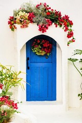 Obraz na płótnie Canvas 白壁と青いドア