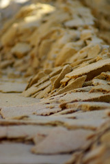 Makro Reifenabdruck in trocknendem gelben Sand