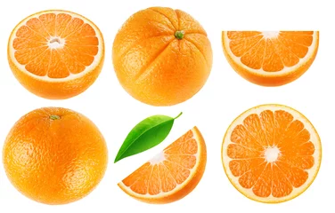 Muurstickers Fruit Geïsoleerde sinaasappelen collectie. Hele oranje vruchten en in stukjes gesneden geïsoleerd op een witte achtergrond met uitknippad