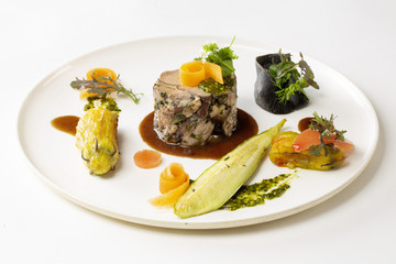 Epaule d'agneau confite aux herbes grasses