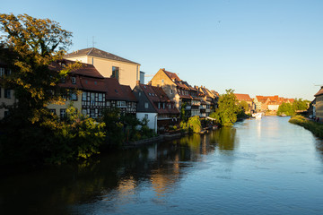 Fototapeta na wymiar Fränkische Architektur an der Regnitz (Fluss) in Bamberg