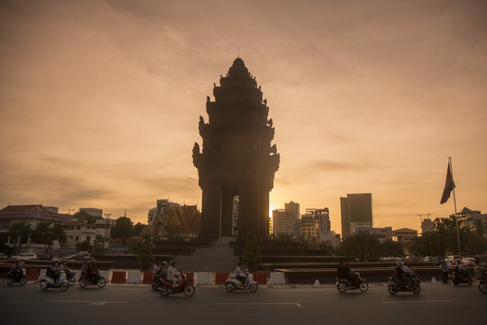 CAMBODIA PHNOM PENH INDEPENDENCE MONUMENT
