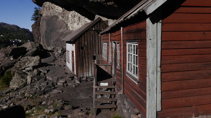 Historische Häuser under dem Helleren Felsen am Jössingfjord