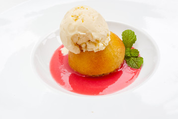 baba au rhum et boule de glace à la vanille 