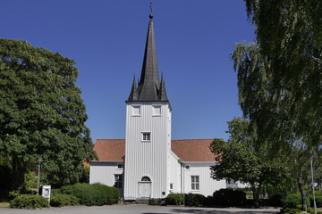 Fototapeta na wymiar Typische weiße Holzkirche in Norwegen 