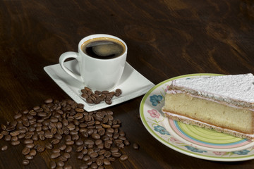 Kaffee ein stück Himmbeerkuchen und Kaffeebohnen
