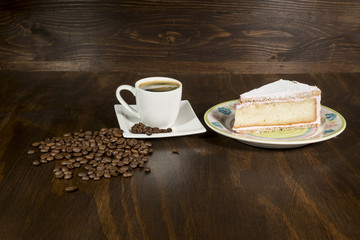 Kaffee und ein stück Himbeerkuchen