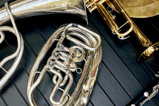 Pipe, clarinet, tenor, plate.
