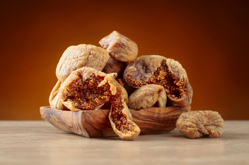  dried figs in wooden dish