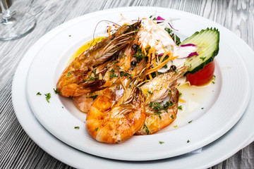 fries cuisine shrimp and lemon