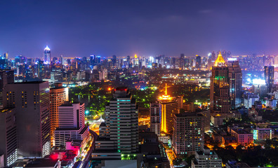 Naklejka premium nocna metropolia miejska z oświetleniem i panoramą