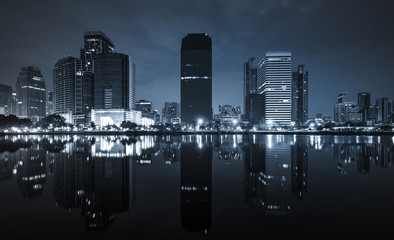 Naklejka premium scenic of dark night cityscape and mirror on water